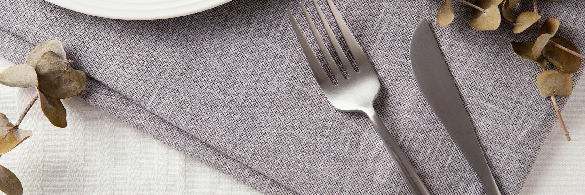 Non woven table linens